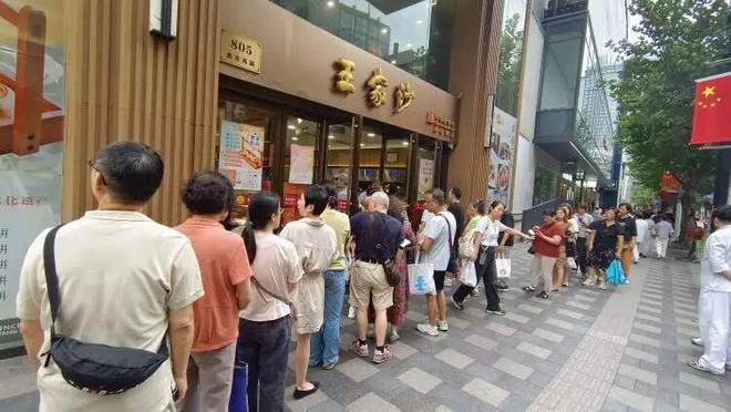 时凌晨三点就来！城隍庙开出“爷青回”市集不朽情缘mg网址为这口上海有人排队6小(图4)