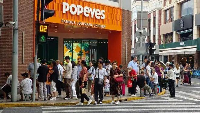 时凌晨三点就来！城隍庙开出“爷青回”市集不朽情缘mg网址为这口上海有人排队6小(图14)