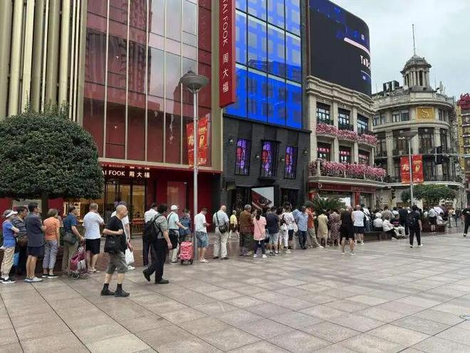 时凌晨三点就来！城隍庙开出“爷青回”市集不朽情缘mg网址为这口上海有人排队6小(图16)