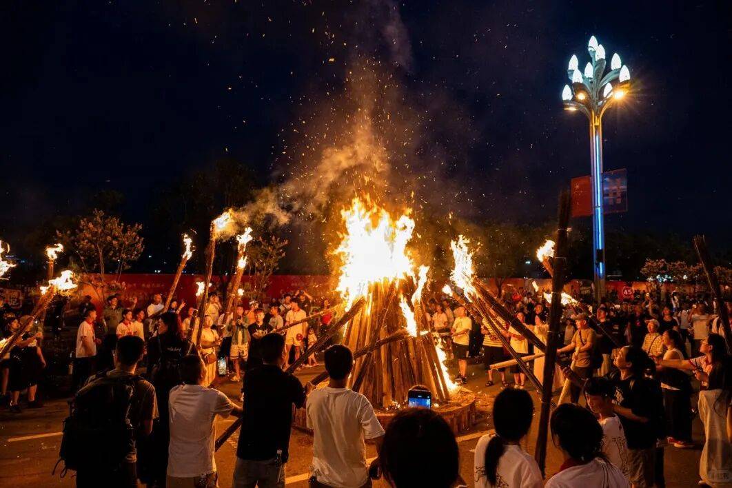 以!烟花、音乐会、篝火晚会解锁N种玩法→不朽情缘网站屯昌跨年夜元旦活动“香”当可(图5) 以!烟花、音乐会、篝火晚会解锁N种玩法→不朽情缘网站屯昌跨年夜元旦活动“香”当可(图5)